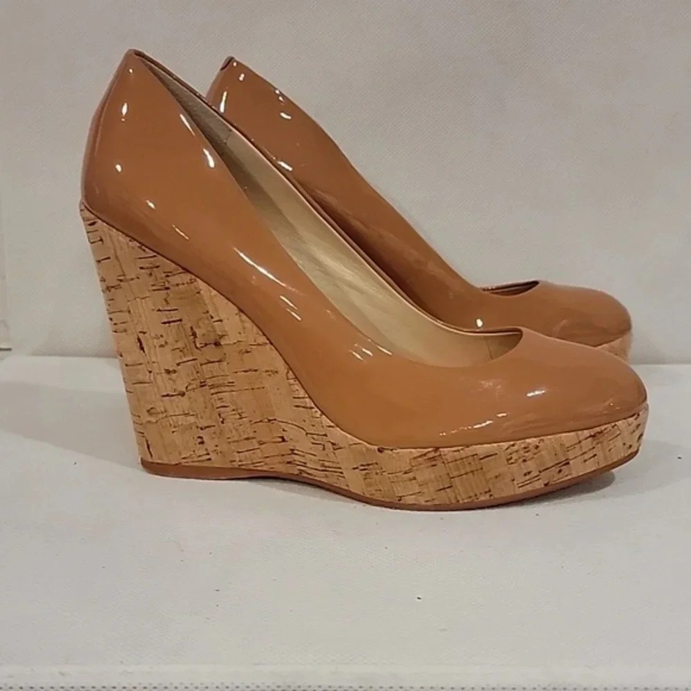 VINCE CAMUTO TAN PATENT LEATHER WEDGE HEELS (sz‎ 8.5)
